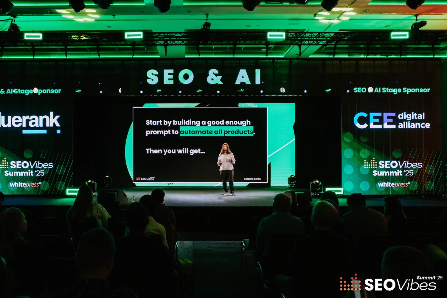 Katarina Dahlin talar om AI och automation på SEO & AI-scenen på SEO Vibes Summit 2025